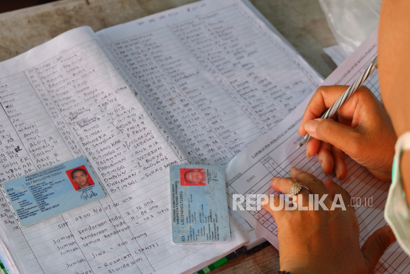 [Ilustrasi] Petugas mencatat data pemilik KTP elektronik pendatang yang disita, di Posko Pemeriksaan di Sumatera Barat. 