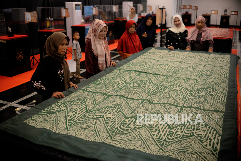 Pengunjung melihat kiswah makam Rasulullah SAW saat Pameran Artefak Islamic Fair di Masjid At-Thohir, Depok, Jawa Barat, Jumat (10/3/2023). Seperti kiswah Kabah, Kiswah makam Rasullullah juga dapat dimiliki umat Islam.