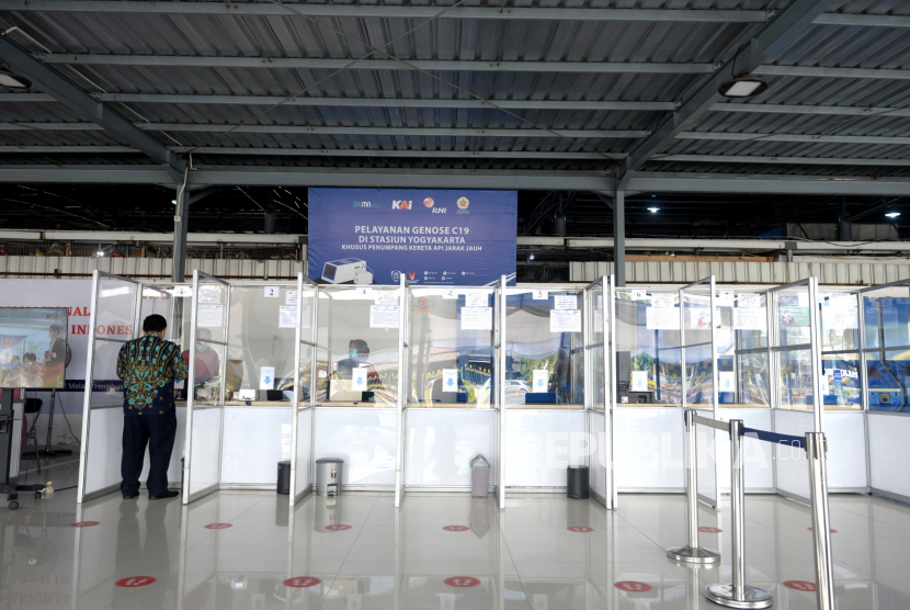 Satu calon penumpang menjalani tes Covid-19 dengan GeNose C19 di Stasiun Yogyakarta, Kamis (6/5). PT Kereta Api Indonesia (Persero) atau KAI melayani 2.852 penumpang pada Kamis (6/5) yang masuk dalam kategori dikecualikan dalam larangan mudik Lebaran Idul Fitri 2021.