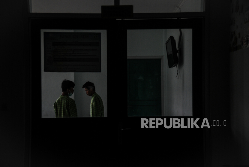Dua orang anak yang mengalami gangguan kejiwaan mendapatkan perawatan di Rumah Sakit Jiwa (RSJ) Provinsi Jawa Barat di Cisarua, Kabupaten Bandung Barat, Jawa Barat, Kamis (18/3/2021). Direktur RSJ Provinsi Jawa Barat Elly Marliani mengatakan sebanyak 14 orang pasien dengan gangguan kejiwaan dan lima orang pasien penderita adiksi (kecanduan) gawai menjalani perawatan di Klinik Kesehatan Jiwa Anak dan Remaja pada Januari hingga Februari 2021.