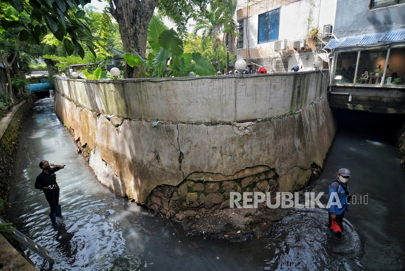 Para penyewa kafe di atas saluran air di Kemang Utara mulai memindahkan barang-barang dari dalam bangunannya menyusul rencana pembongkaran sejumlah bangunan itu oleh Pemerintah Kota Jakarta Selatan. (Foto: Ilustrasi)