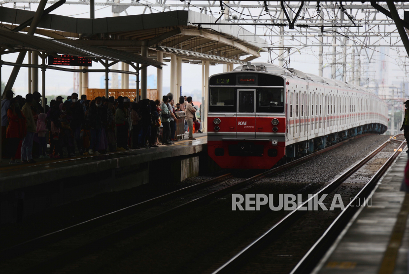 Penumpang bersiap menaiki KRL di Stasiun Manggarai, Jakarta, Ahad (12/2/2023). PT Industri Kereta Api (Persero) atau Inka memastikan saat ini tengah menyiapkan fasilitas untuk memproduksi rangkaian kereta rel listrik (KRL).