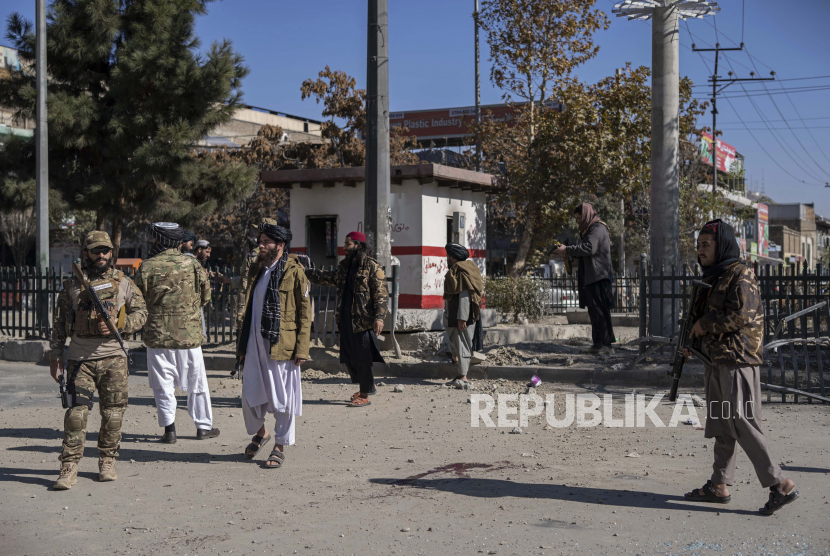 Pejuang Taliban mengamankan daerah Kabul Afghanistan, Senin 15 November 2021. Perdana Menteri Afghanistan dari Taliban, Mohammed Hassan Akhund, membela aturan kelompok itu dengan mengatakan kelompok itu tidak dapat disalahkan atas krisis ekonomi yang memburuk.