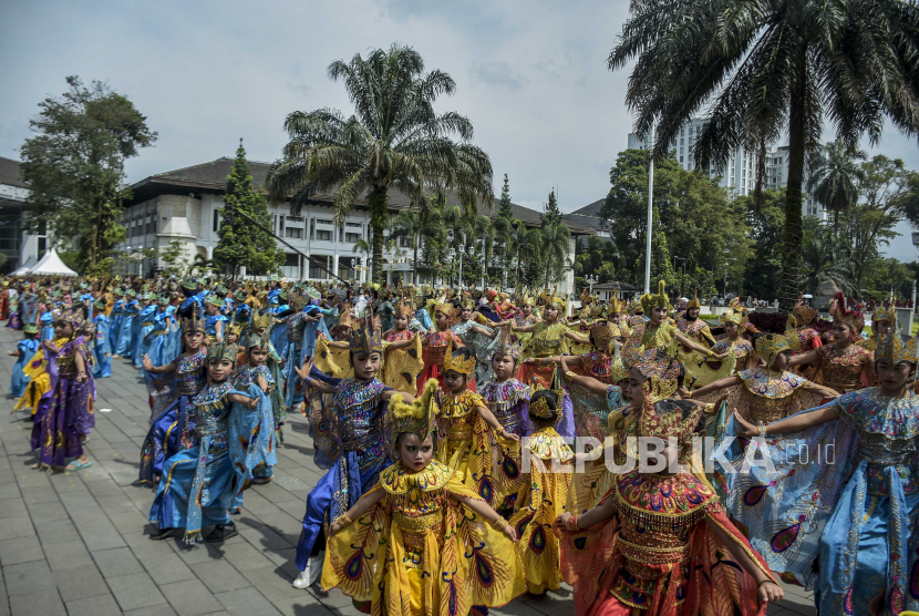 Sejumlah penari membawakan tarian tradisional tari merak massal di halaman Gedung Sate, Jalan Diponegoro, Kota Bandung, Ahad (18/9/2022). Gubernur Ridwan Kamil minta tari merak dibawakan di semua kegiatan di Jawa Barat.Gelaran tari merak massal yang mengusung tema Merak Sadunya tersebut diikuti oleh sedikitnya 1.027 penari dari berbagai sanggar tari di Jawa Barat. Pertunjukan yang digelar dalam rangkaian Hari Perdamaian Internasional tersebut sebagai kampanye agar tari merak dapat diakui UNESCO sebagai warisan budaya tak benda. Republika/Abdan Syakura