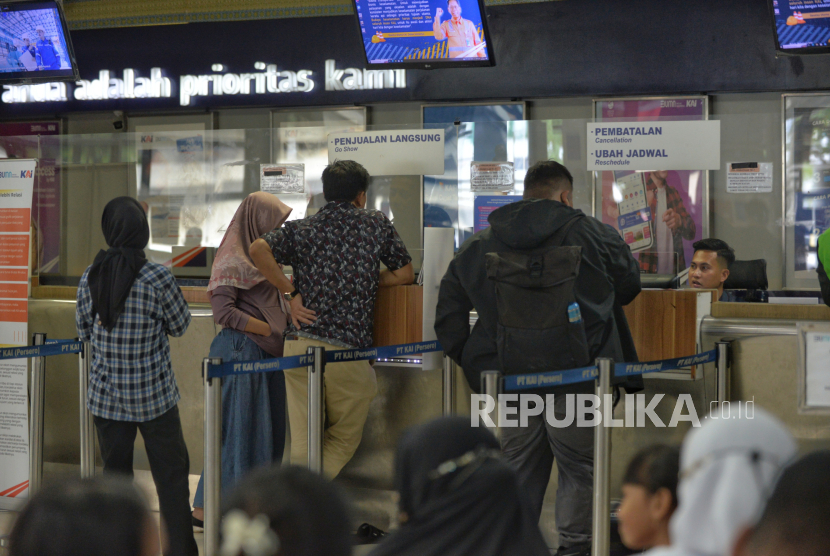 Calon penumpang membeli tiket kereta api jarak jauh di Stasiun Pasar Senen, Jakarta, Senin (26/2/2024). PT Kereta Api Indonesia (KAI) sudah mulai menjual tiket kereta api periode Angkutan Lebaran 2024. Hingga Senin (26/2/2024), tiket yang terjual tercatat 446.135 tiket atau 34 persen dari total tiket yang disediakan sebanyak 1.332.626 tiket. Penjualan tiket ini akan terus meningkat karena penjualan masih berlangsung.