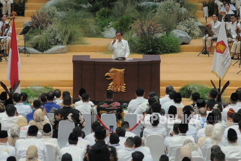 Presiden Joko Widodo menyampaikan pidato saat kegiatan penutupan Rapimnas Partai Gerindra di Indonesia Arena, kompleks Stadion Utama Gelora Bung Karno (SUGBK), Jakarta, Sabtu (31/8/2024).