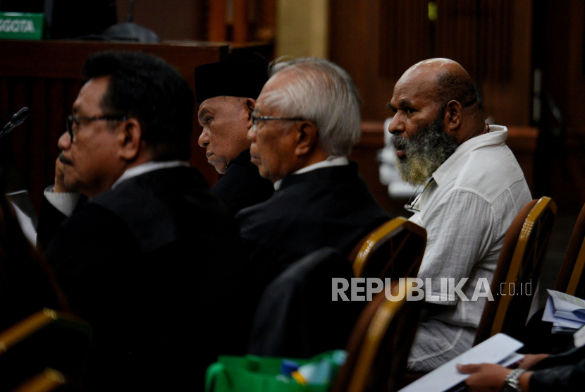 Terdakwa Lukas Enembe (kanan). Gubernur Papua Lukas Enembe dituntut hukum pidana selama 10,5 tahun penjara.