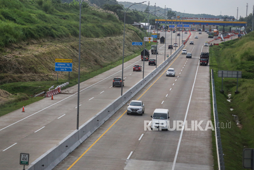 Sejumlah kendaraan roda empat melaju di Jalan Tol Trans Jawa Ruas Semarang-Batang via Gerbang Tol (GT) Kalikangkung, Semarang, Jawa Tengah, Ahad (31/3/2024).