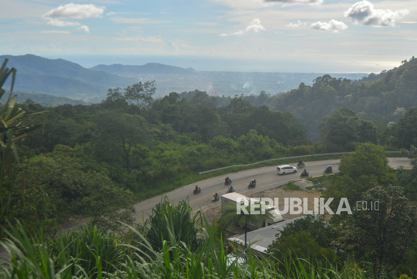 Pemudik bersepeda motor melintas di Jalan Raya Padang- Jambi, Panorama II, Padang, Sumatera Barat, Jumat (29/4/2022). Pemudik melalui jalur darat mulai berdatangan ke provinsi itu pada H-3 Lebaran dan arus mudik terpantau lancar. 