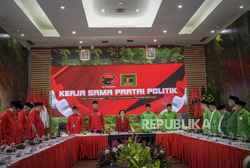 Ketua Umum PDIP Megawati Soekarnoputri (tengah) bersama Plt Ketua Umum PPP Mardiono (kedua kanan). Plt Ketum PPP Mardiono mengajak KIB ikut mengusung Ganjar Pranowo dan jadi KIB Plus.