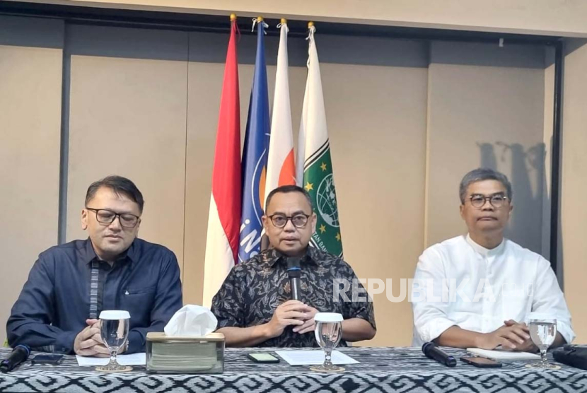 Perwakilan Anies Rasyid Baswedan dalam Koalisi Perubahan untuk Persatuan, Sudirman Said (tengah) mengeklaim PKS akan tetap dalam barisan pengusungan Anies yang sudah berpasangan dengan Abdul Muhaimin Iskandar, di Kantor Sekretariat Perubahan, Jakarta, Jumat (8/9/2023). 