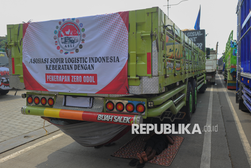 Sopir truk melakukan aksi di Jalan Merdeka Selatan, Jakarta, Rabu (2/7/2025). Ratusan sopir truk menggelar aksi terkait kebijakan zero over dimensi over load (ODOL) atau truk bermuatan berlebih. Mereka menilai kebijakan tersebut akan merugikan pihak sopir dan pemilik angkutan, pasalnya penerapan kebijakan tersebut tidak melibatkan semua pihak salah satunya sopir truk dan pemilik angkutan. Mereka meminta pemerintah untuk mengkaji ulang kebijakan zero ODOL serta menyiapkan solusinya. Sebelumnya, Menteri Perhubungan Dudy Purwagandhi mengatakan penertiban ODOL akan segera dilaksanakan. Penertiban itu mengacu pada Undang-Undang Nomor 22 Tahun 2009 tentang Lalu Lintas dan Angkutan Jalan.