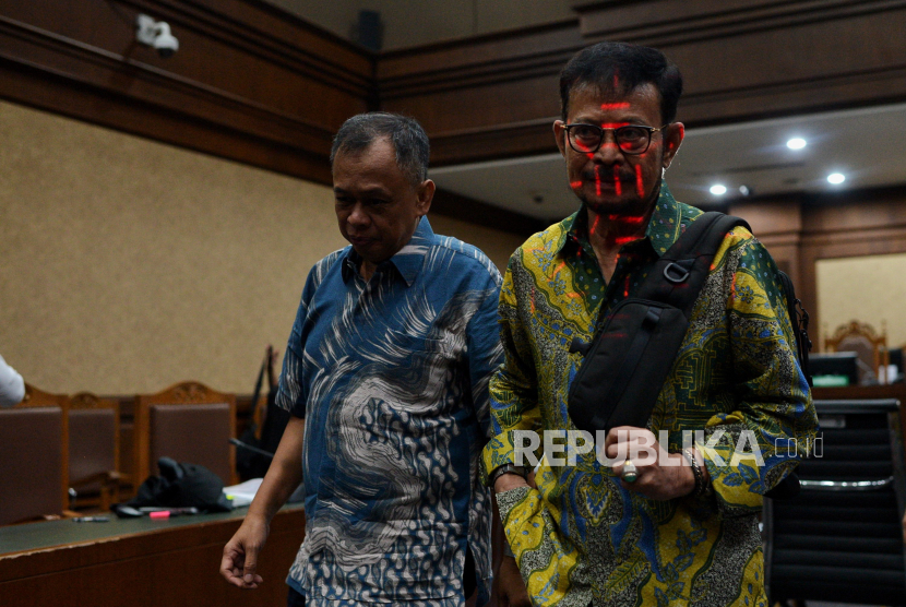 Terdakwa kasus dugaan pemerasan dan gratifikasi di Kementerian Pertanian, Syahrul Yasin Limpo berjalan usai sidang lanjutan di Pengadilan Tipikor, Jakarta, Senin (3/6/2024).