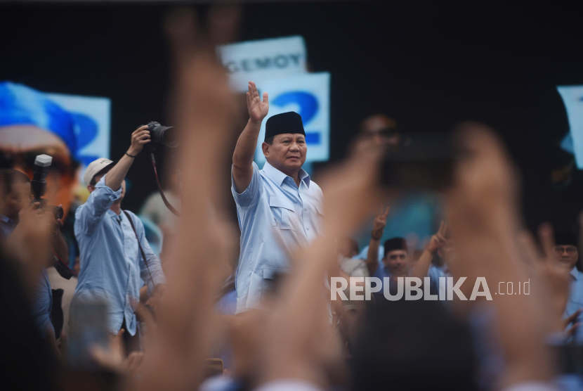 Calon presiden nomor urut 2 Prabowo Subianto menyapa para pendukungnya saat menghadiri kampanye di Stadion Maulana Yusuf, Serang, Banten, Sabtu (27/1/2024). Di sela-sela kampanye Prabowo menerima dukungan dari sejumlah relawan santri dan ulama Banten.