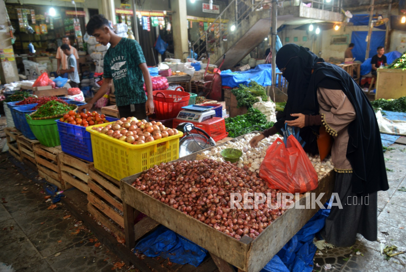 Warga berbelanja bawang merah dan komoditas pangan lainnya di pasar tradisional Peunayung, Banda Aceh, Kamis (27/5/2020).
