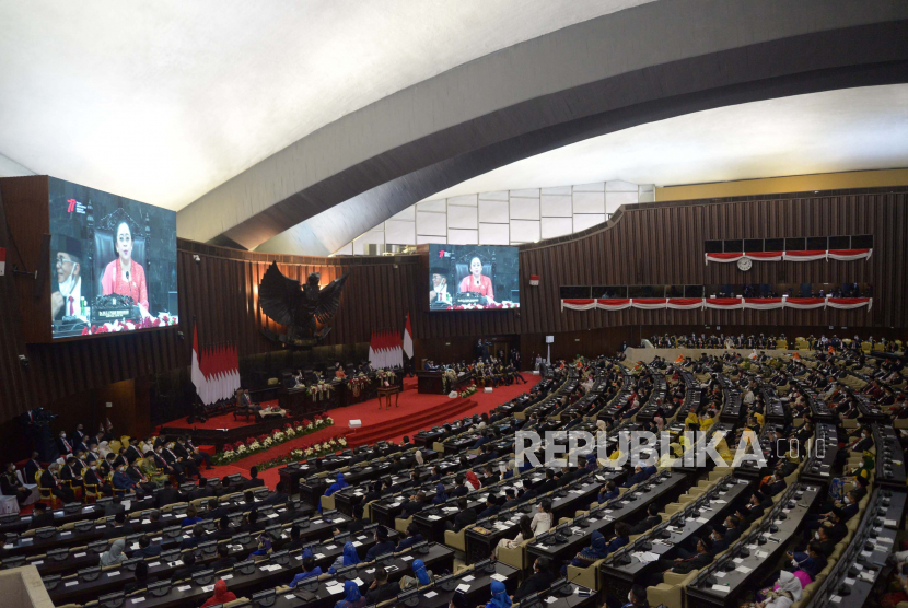 Anggota DPR saat mengikuti rapat Paripurna pembukaan masa persidangan I DPR tahun sidang 2022-2023 di Gedung Nusantara, Kompleks Parlemen, Senayan, Jakarta, Selasa (16/8/2022). Dalam rapat ini Bank Indonesia juga menyampaikan Rancangan Anggaran Tahunan BI 2023.