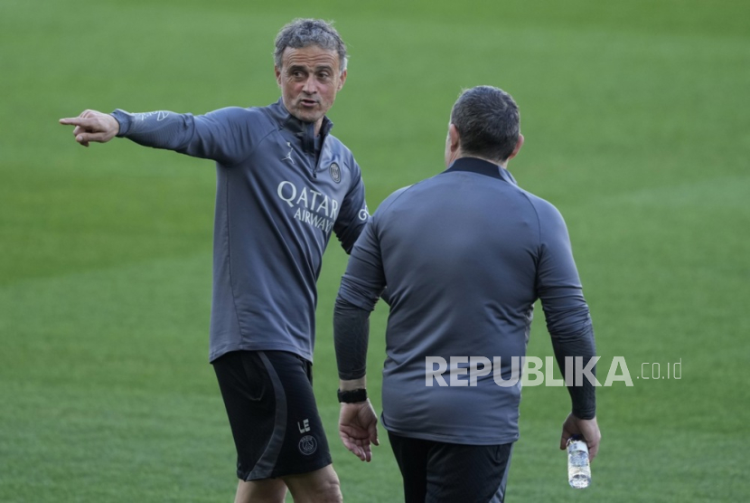 Pelatih Paris Saint-Germain Luis Enrique (kiri).