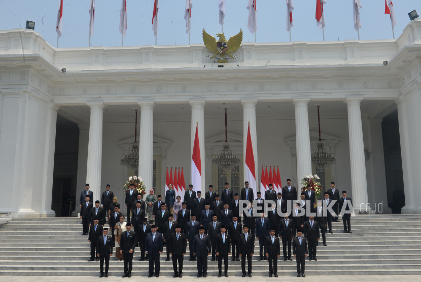 Presiden Prabowo Subianto didampingi Wakil Presiden Gibran Rakabuming Raka berfoto bersama jajaran Menteri dan Kepala Lembaga Tinggi Negara Kabinet Merah Putih yang baru dilantik di Istana Merdeka, Jakarta, Senin (21/10/2024). Presiden Prabowo melantik 53 menteri dan kepala badan negara setingkat menteri dalam Kabinet Merah Putih periode 2024-2029.