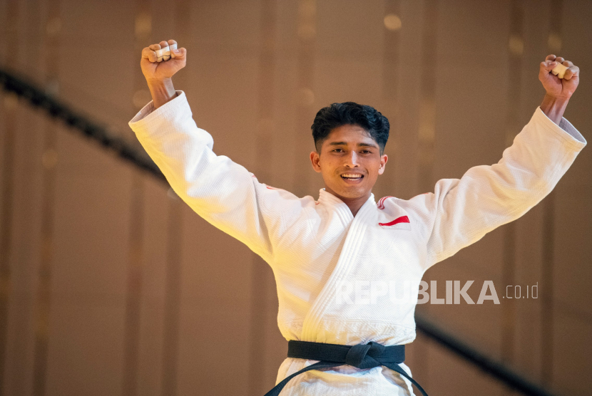 Atlet Judo Indonesia Dewa Kadek Rama Warma Putra meluapkan kegembiraan seusai menang melawan atlet judo Laos Khamsy Khounnivath (kanan) pada pertandingan Judo nomor 66 kilogram putra SEA Games 2023 di Chroy Changvar International Convention & Exhibition Center, Phnom Penh, Kamboja, Minggu (14/5/2023). Rama Warma Putra berhasil meraih medali emas usai mengalahkan Laos dengan skor 1-0, sehingga menduduki peringkat pertama dengan total 4 poin yang diikuti atlet Judo Filipina Shugen Pablo Nakano dengan 3 poin dan atlet Judo Kamboja dengan 2 poin. Kamboja selaku tuan rumah diketahui menurunkan sejumlah atlet naturalisasi seperti Guchkov Volodymyr dan Krasovki Veadyslav dari Ukraina, Uno Shintaro, Yanagiha Saki, dan Yasumatsu Haruka dari Jepang, serta Cheng Dalin dari China. 