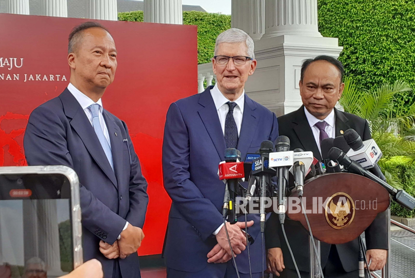 CEO Apple Tim Cook didampingi Menperin Agus Gumiwang dan Menkominfo Budi Arie Setiadi usai bertemu Presiden Jokowi di Istana Kepresidenan Jakarta, Rabu (17/4/2024).