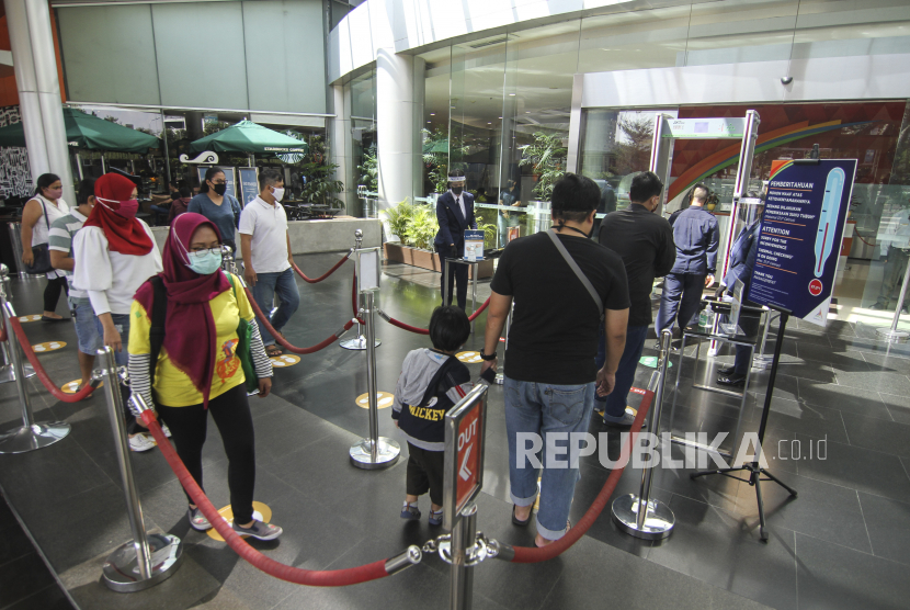 Pengunjung mengantre dengan menjaga jarak saat hari pertama pembukaan kembali pusat perbelanjaan. Pengunjung mal Jakarta hanya 30-40 persen dari kapasitasnya saat PSBB transisi. Ilustrasi.