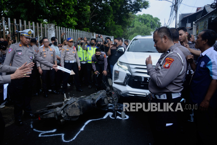 Polisi melakukan rekonstruksi ulang kecelakaan di Jalan Srengseng Sawah, Jagakarsa, Jakarta, Kamis (2/2/2022). Polda Metro Jaya menggelar rekonstruksi ulang kecelakaan yang menewaskan Mahasiswa Universitas Indonesia M. Hasya Attalah Syahputra dan melibatkan terduga penabrakan purnawirawan Polri AKBP Eko Setio Budi Wahono. Rekonstruksi tersebut menghadirkan sembilan saksi dan sembilan adegan.