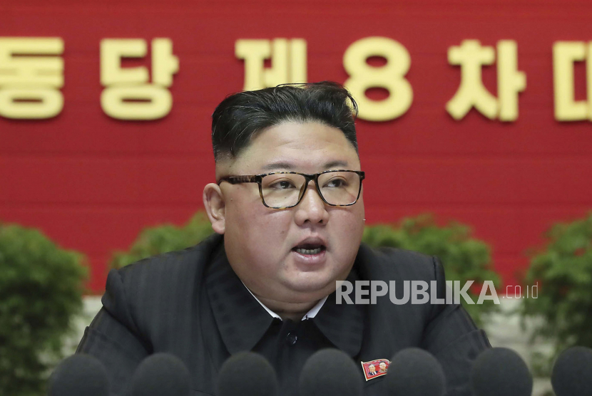 Dalam foto yang disediakan oleh pemerintah Korea Utara ini, pemimpin Korea Utara Kim Jong Un menghadiri kongres partai yang berkuasa di Pyongyang, Korea Utara pada hari Rabu, 6 Januari 2021.