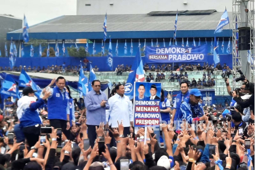 Capres nomor urut 2, Prabowo Subianto bertemu dengan Ketua Majelis Tinggi Partai Demokrat, Susilo Bambang Yudhoyono (SBY) saat kampanye akbar di GOR Gajayana, Kota Malang, Jawa Timur, Kamis (1/2/2024).