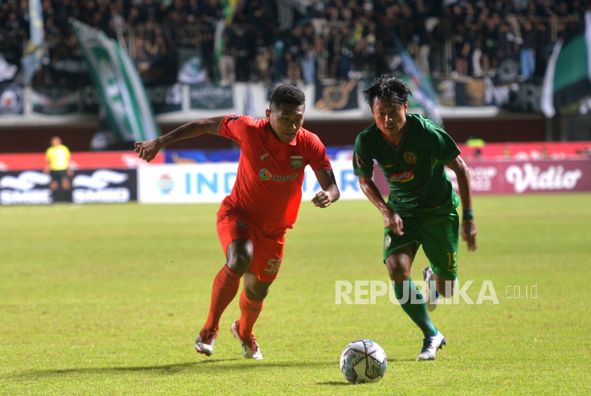 Bek PSS Sleman Ifan Nanda berebut bola dengan gelandang Borneo FC M Fajar pada pertandingan Semi Final Pertama Piala Presiden 2022 di Stadion Maguwoharjo, Sleman, Yogyakarta, Kamis (7/7/2022). Pada pertandingan ini tim tamu Borneo FC unggul 2-0 atas PSS Sleman.