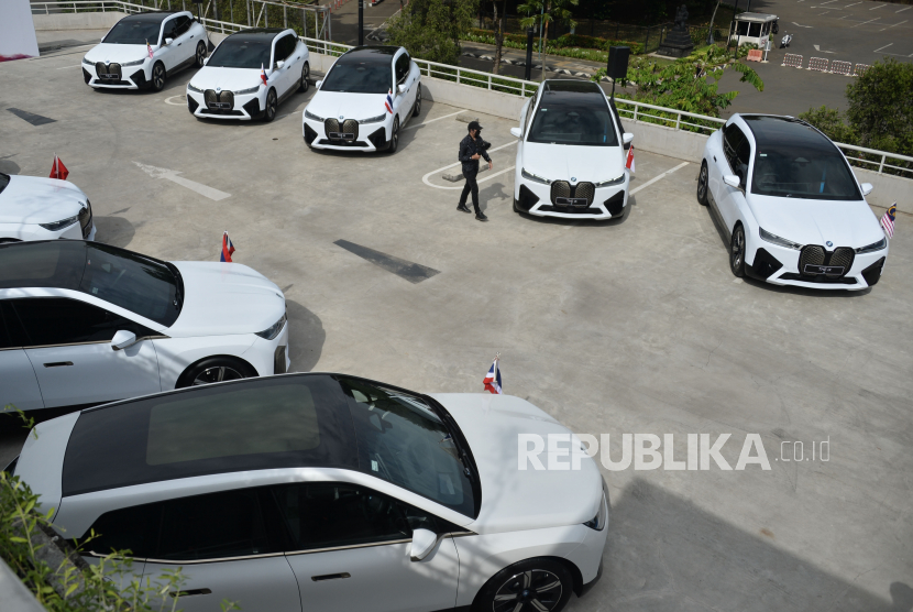 Mobil BMW iX terlihat saat acara serah terima mobil resmi KTT ASEAN di Jakarta, Kamis (13/4/2023). BMW menyerahkan 13 kendaraan listrik premium BMW iX kepada Kemensetneg untuk digunakan oleh presiden maupun perdana menteri negara peserta KTT ASEAN ke-42 di Labuan Bajo, NTT, 9-11 Mei 2023. 