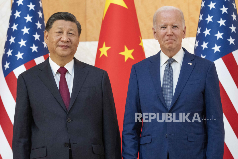 Presiden AS Joe Biden, kanan, berdiri bersama Presiden China Xi Jinping sebelum pertemuan di sela-sela KTT G20, Senin, 14 November 2022, di Bali, Indonesia.