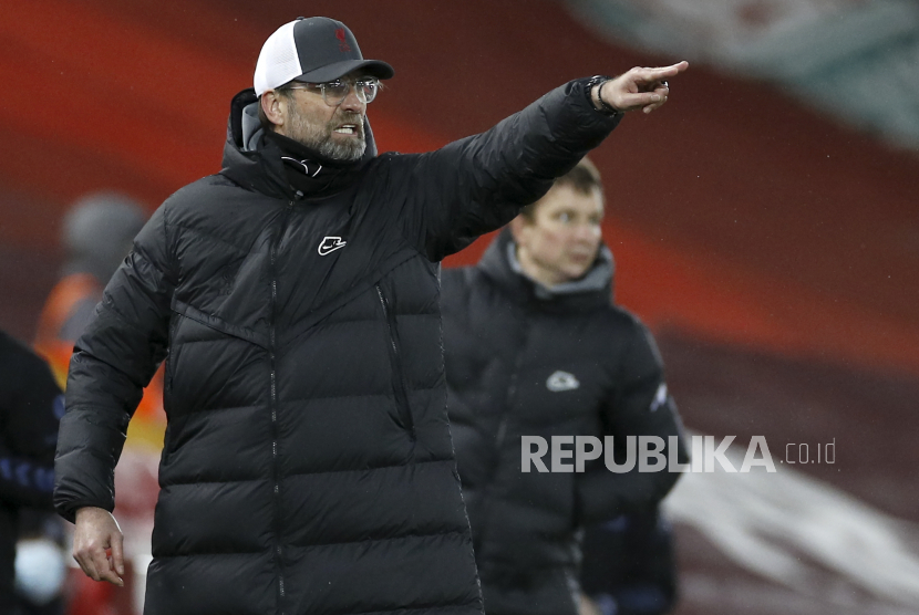 Manajer Liverpool Juergen Klopp bereaksi selama pertandingan sepak bola Liga Utama Inggris antara Liverpool FC dan Everton FC di Liverpool, Inggris, 20 Februari 2021.