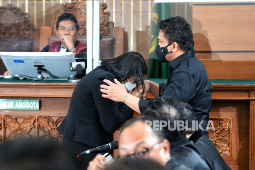 Terdakwa kasus dugaan pembunuhan berencana terhadap Brigadir Nofriansyah Yosua Hutabarat alias Brigadir J, Ferdy Sambo (kanan) dan istrinya Putri Candrawathi (kiri) bersalaman saat dihadirkan secara bersama dalam sidang lanjutan di Pengadilan Negeri Jakarta Selatan, Jakarta, Selasa (1/11/2022). Sidang tersebut beragendakan mendengarkan pemeriksaan sejumlah saksi. Jaksa penuntut umum (JPU) menghadirkan sebanyak 12 saksi dari keluarga Brigadir yakni Samuel Hutabarat, Rosti Simanjuntak, Mahareza Rizky, Yuni Artika hutabarat, Devianita Hutabarat, Novitasari Nadea, Rohani Simanjuntak, Sanggah Parulian, Rosline Emika Simanjuntak, Indrawanto Pasaribu, pengacara keluarga Kamarudin Simanjuntak dan kekasihnya Brigadir J Vera Mareta Simanjuntak. Republika/Thoudy Badai