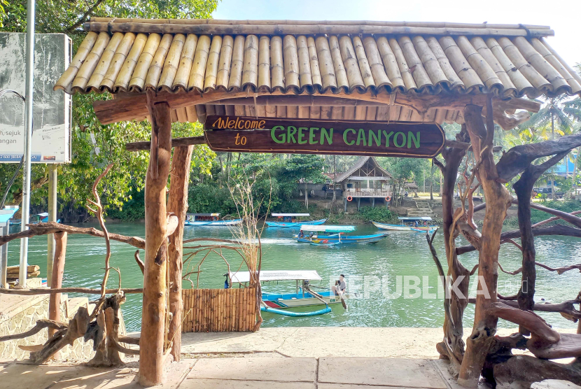 Suasana di objek wisata Green Canyon, Kecamatan Cijulang, Kabupaten Pangandaran, Jawa Barat, Kamis (14/12/2023). 