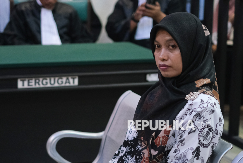 Guru honorer SDN 4 Baito Supriyani bersiap menjalani sidang vonis kasus dugaan penganiayaan kepada muridnya di Pengadilan Negeri Andoolo, Konawe Selatan, Sulawesi Tenggara, Senin (25/11/2024).