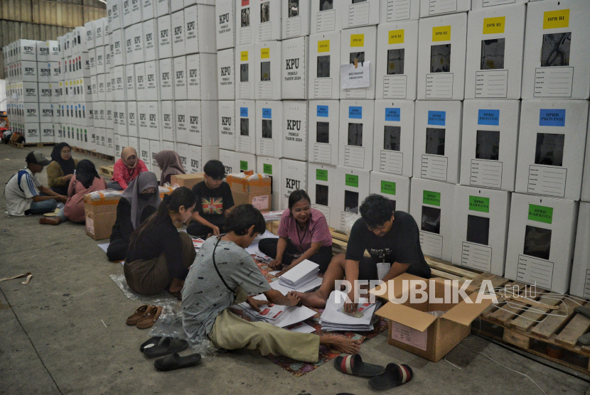 KPUD kota Depok sudah memulai melakulan penyortiran dan pelipatan kertas suara yang dimulai dari surat suara DPD RI