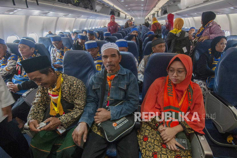 Sejumlah calon jamaah umroh berada di dalam pesawat Lion Air di Bandara Adi Soemarmo, Boyolali, Jawa Tengah, Sabtu (9/9/2023). PT Angkasa Pura I Bandara Adi Soemarmo kembali membuka penerbangan umroh langsung menuju Jeddah yang dilayani oleh maskapai Lion Air Airbus 330-300 dan Airbus 330-900 NEO dengan membawa calon jamaah umroh penerbangan pertama sebanyak 433 orang. 