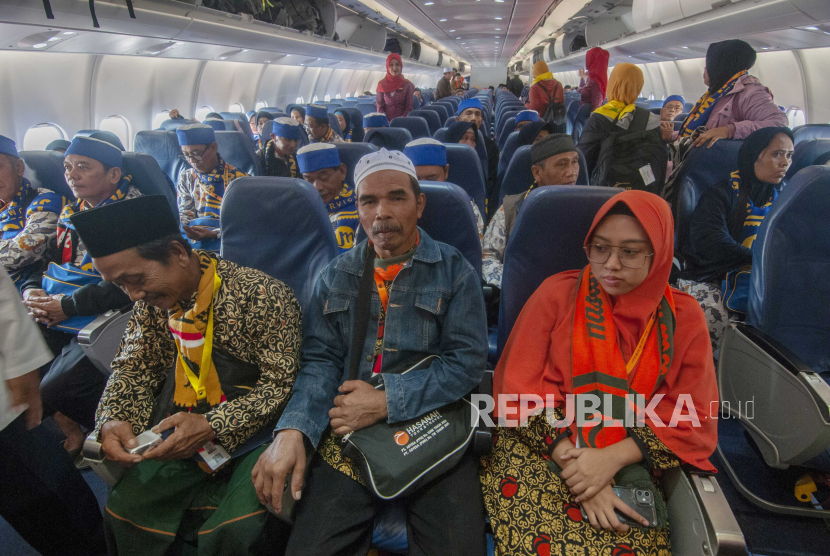 Sejumlah calon jamaah umroh berada di dalam pesawat Lion Air di Bandara Adi Soemarmo, Boyolali, Jawa Tengah, Sabtu (9/9/2023). 