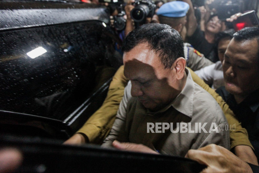 Ketua KPK nonaktif Firli Bahuri saat akan menaiki mobil usai menjalani pemeriksaan di gedung Bareskrim Polri, Jakarta Selatan, Rabu (27/12/2023).