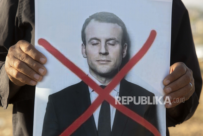 AQMI yang berafiliasi ke Alqaeda ancam bunuh Presiden Prancis  Emmanuel Macron. 