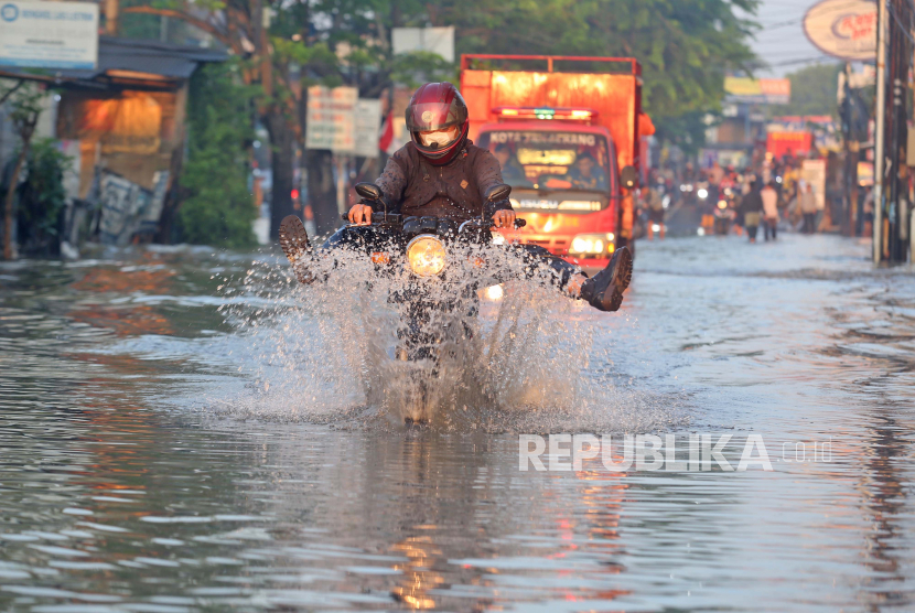Banjir dan longsor di Kabupaten Garut, Jawa Barat, berdampak pada 3.702 jiwa.