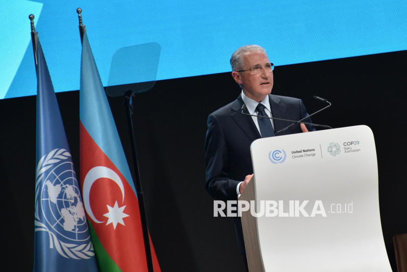 Presiden COP29 Mukhtar Babayev memberikan sambutan pada Konferensi Perubahan Iklim PBB COP29, Senin (11/11/2024), di Baku, Azerbaijan. Pembukaan COP29 ditandai dengan estafet kepemimpinan Presiden COP28 Sultan al-Jaber kepada Presiden COP29 Mukhtar Babayev. COP28 dan COP29 masih fokus pada pembahasan pendanaan inklusi dan global south.