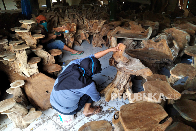 Pekerja melapisi furnitur dengan wax saat proses finishing di Bantul, Yogyakarta, Rabu (8/7). Furnitur dengan menggunakan bahan dasar akar pohon ini diproduksi untuk memenuhi pasar ekspor. Mayoritas furnitur ini diekspor ke Belanda.
