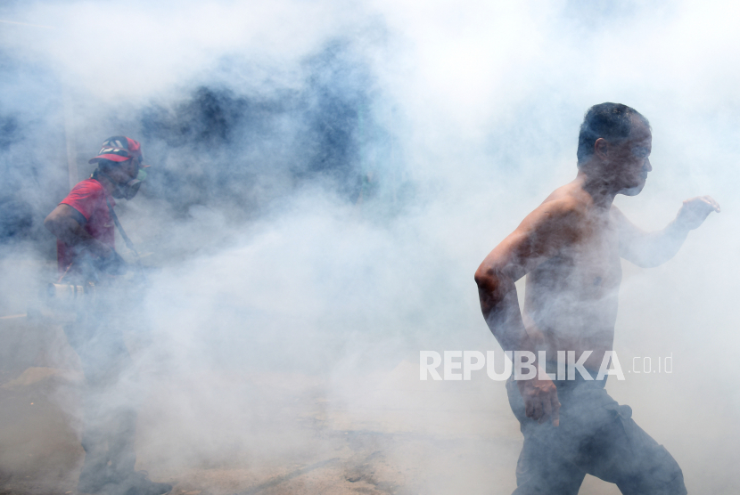 [Ilustrasi] Petugas melakukan pengasapan (fogging) di kawasan Pondok Jaya, Cipayung, Depok, Jabar. Kegiatan tersebut guna memberantas nyamuk Aedes aegypti sekaligus mencegah wabah DBD