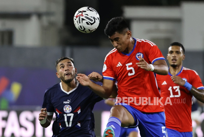 Valentin Vidal (C) of Chile vies for the ball with Ivan Leguizamon (L) of Paraguay during a South American U-23 Pre-Olympic qualifier soccer match at Brigido Iriarte stadium in Caracas, Venezuela, 02 February 2024.  EPA-EFE/MIGUEL GUTIERREZ