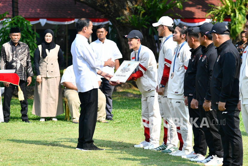 Presiden Joko Widodo (kiri) berbincang dengan Pemanjat tebing speed putra peraih medali emas Olimpiade Paris 2024 Veddriq Leonardo (kedua kiri) di halaman Istana Merdeka, Jakarta, Kamis (15/8/2024). Presiden Jokowi menyerahkan uang bonus senilai Rp6 miliar yang akan dibagi kepada masing-masing atlet peraih medali emas dan Rp1,65 miliar untuk atlet peraih perunggu di Olimpiade Paris 2024.