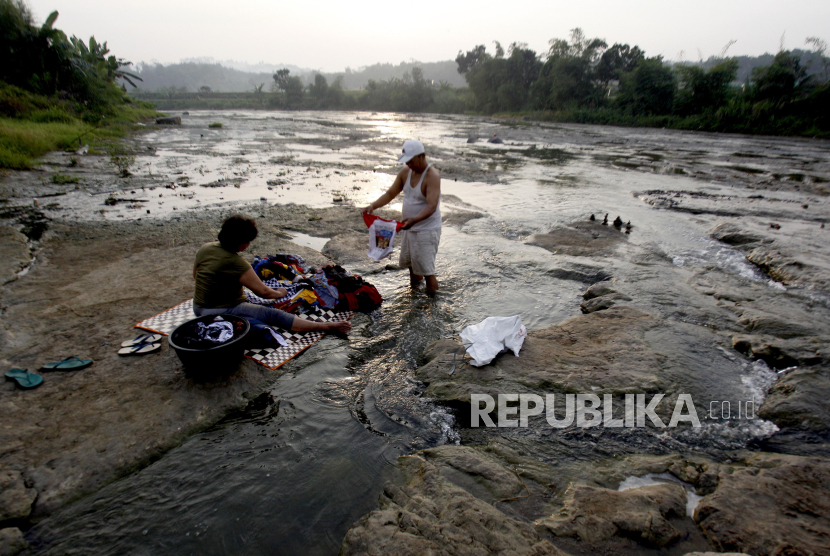 Warga mencuci pakaian di Sungai Cileungsi yang mengering. Bencana kekeringan di Kabupaten Bogor meluas, sebanyak 64 desa terdampak.