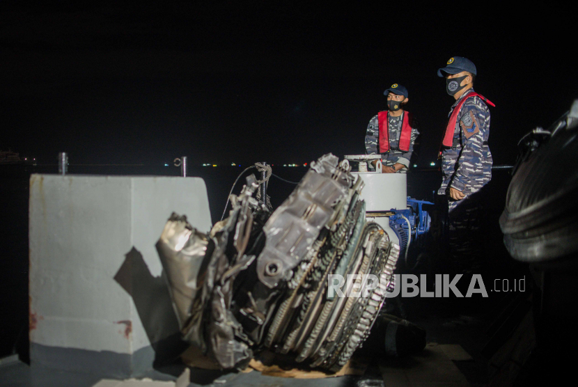Prajurit TNI AL membawa temuan bagian mesin turbin pesawat Sriwijaya Air SJ 182 rute Jakarta-Pontianak di KRI Cucut (886) menuju Dermaga JICT, Tanjung Priok, Jakarta, Minggu (10/1).