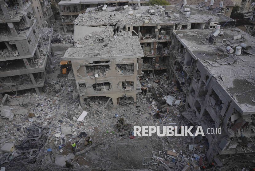 Penampakan reruntuhan bangunan tempat tinggal yang hancur akibat serangan rudal Iran di kota Bat Yam, Israel tengah, Ahad (15/6/2025).