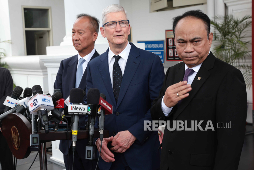   Apple Chief Executive Tim Cook (C) accompanied by Indonesian Minister of Communication and Information Technology, Budi Arie Setiadi (R) and Indonesian Industry Minister Agus Gumiwang Kartasasmita (L) address journalists shortly after meeting with Indonesian President Joao Widodo (Not Pictured) at the Presidential Palace in Jakarta, Indonesia, 17 April 2024.  Cook met with Widodo to discuss Apple